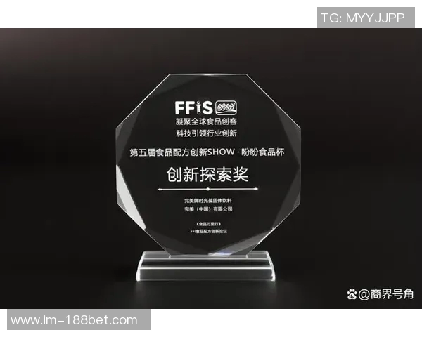 谢尔基分享全场最佳奖杯照片庆祝2025年完美收官时刻