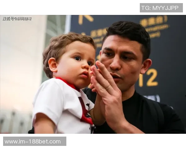 巴西街头偶遇前国脚艾克森身材依旧出众引发网友热议